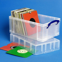 Aufbewahrungsbox aus Kunststoff gefüllt mit Vinyl-Single Schallplatten