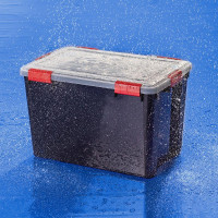 Wasserdichte schwarze Kunststoffbox von IRIS 70 Liter im Regenschauer