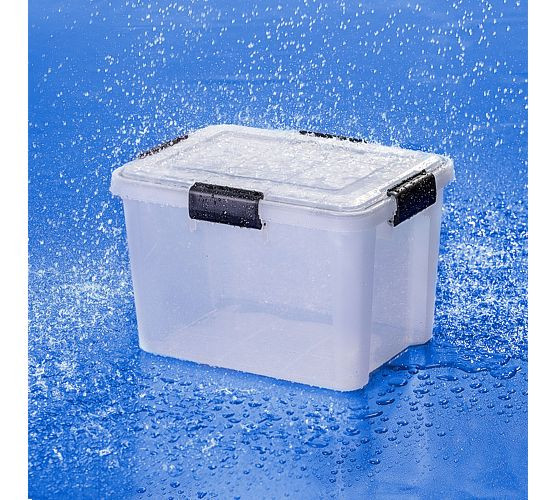 Wasserdichte transparente 20 Liter Kunststoffbox von IRIS im Regen